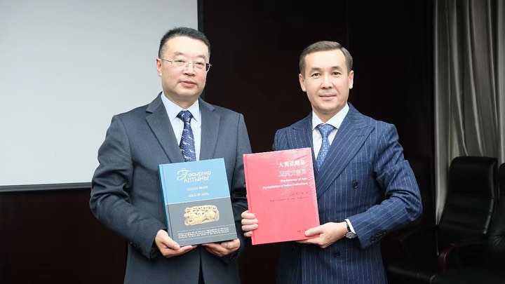 The meeting of the Acting Director of the National Museum and the Director of Art Exhibitions China 