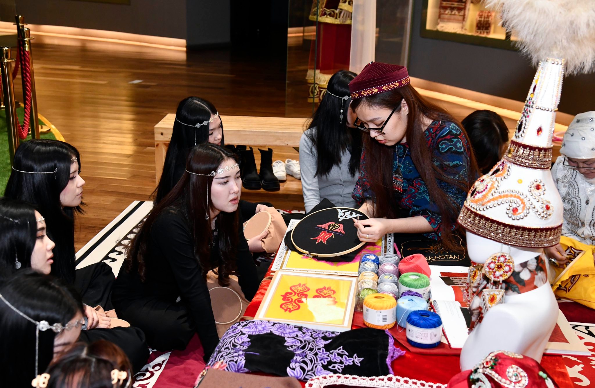 Оқушы қыздар кесте тігуді үйренді