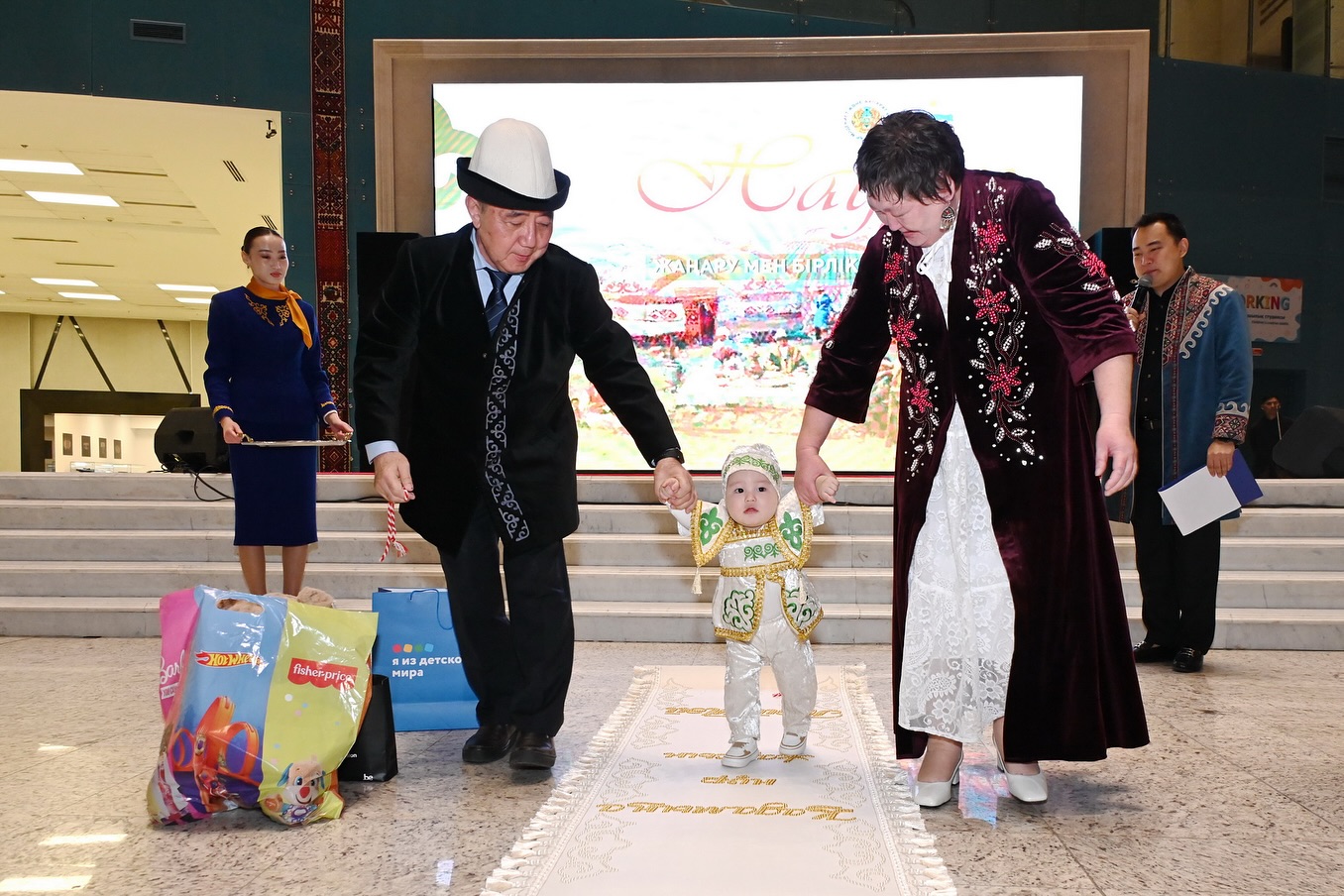 Елшілер мен елшілік өкілдері Балалар үйі бүлдіршіндерінің тұсауын кесті