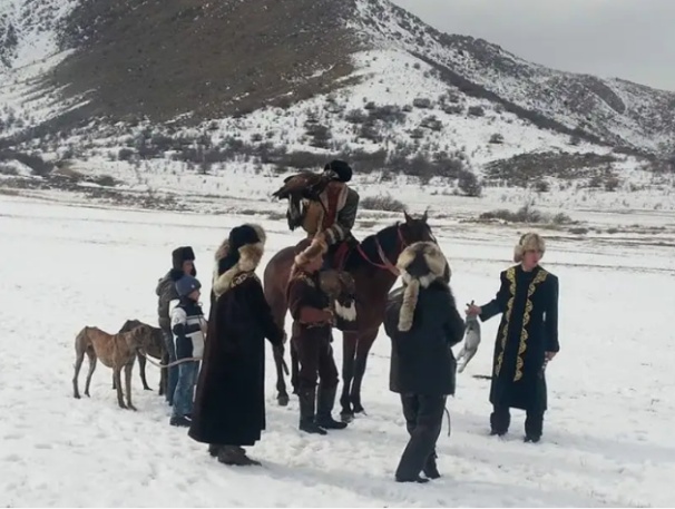 «Салбурын: тазы және бүркітпен өтетін ат үстіндегі мереке»